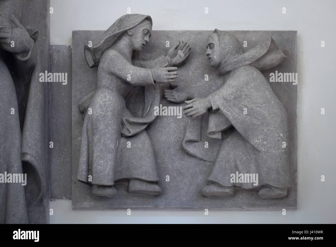 Visitazione. Dettaglio dell'altare della Vergine Maria da scultore ceco Karel Pokorný in san Venceslao' chiesa progettata da Czech architetto modernista Josef Gočár e costruito nel 1929-1930 in Vršovice del distretto di Praga, Repubblica Ceca. Foto Stock