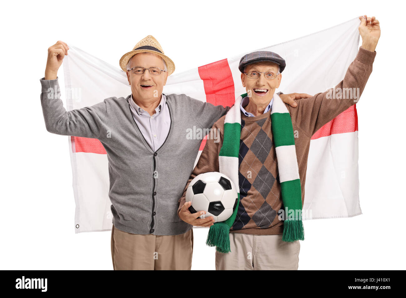 Emozionato anziani appassionati di calcio con una bandiera inglese isolato su sfondo bianco Foto Stock