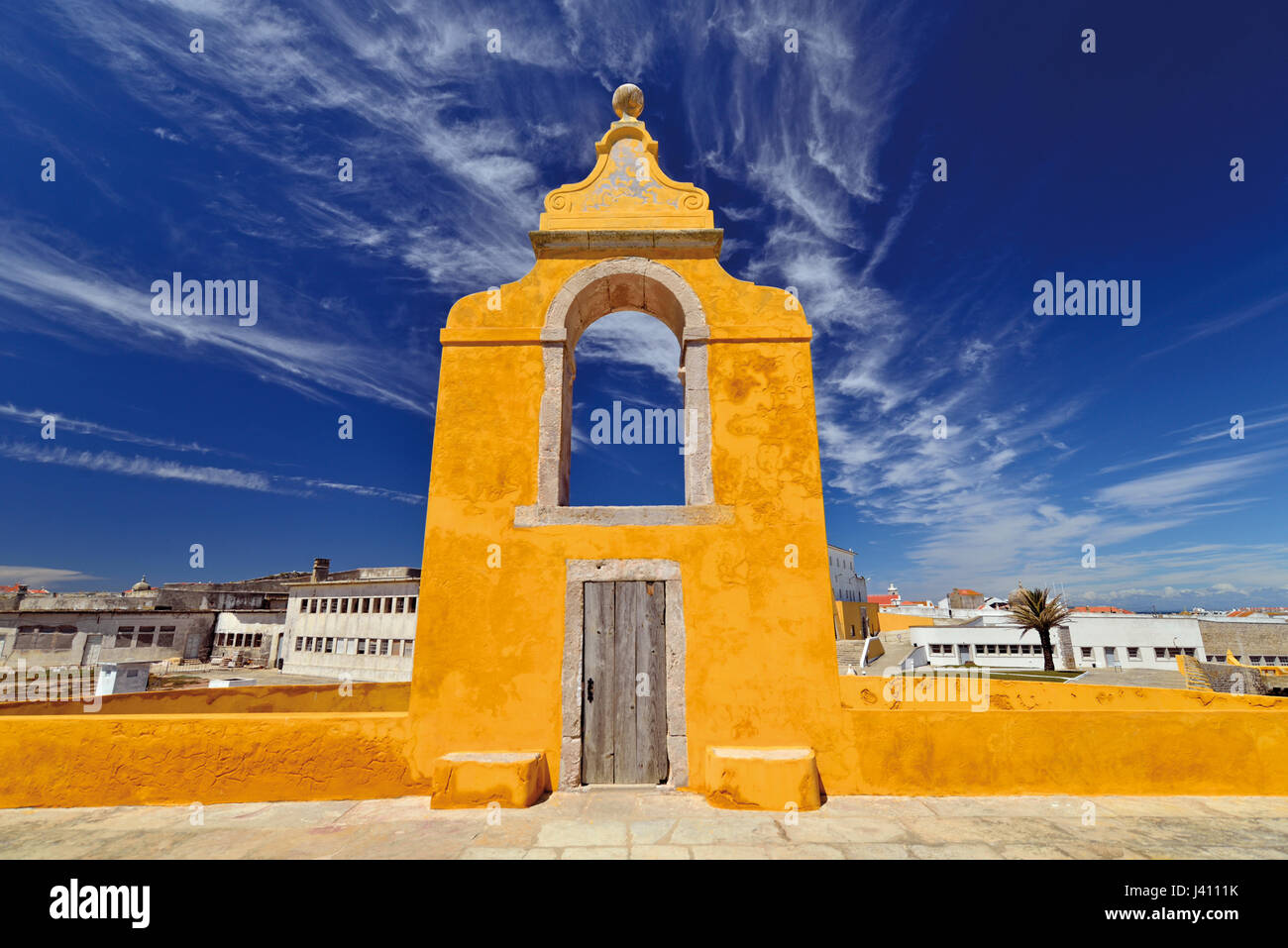 Portogallo: Dettaglio di historicFortaleza de Peniche con ex edifici prision in background Foto Stock Portogallo: Dettaglio di historicFortaleza de Peniche con ex edifici prision in background Foto Stock