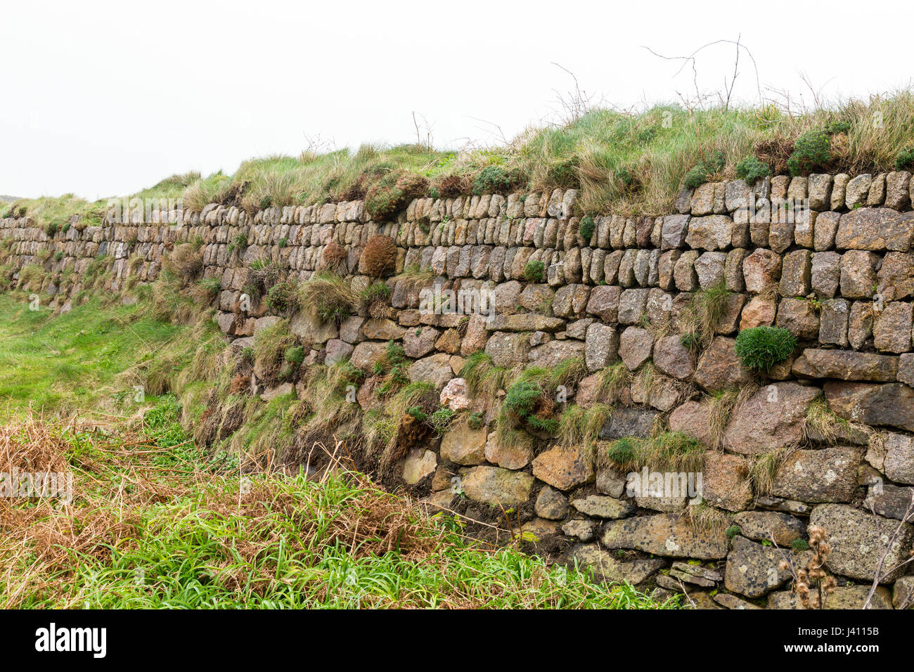 Una pietra a secco muro costruito da blocchi di granito di diverse dimensioni e colori a Cape Cornwall, Cornwall, Regno Unito Foto Stock