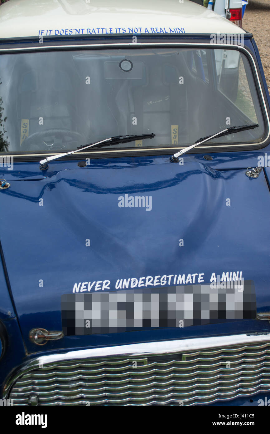Forma originale Mini al Manor Classic Car Show al Manor House Pub di Quorn, Leicestershire, England, Regno Unito Foto Stock