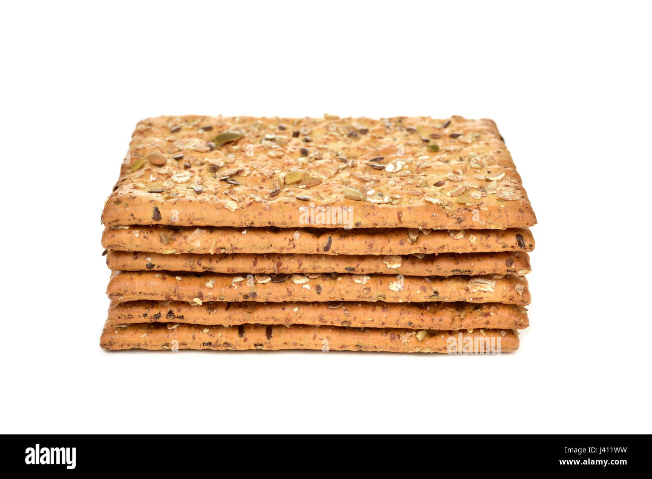 Un mucchio di alcuni appetitosi brown cracker conditi con semi diversi su sfondo bianco Foto Stock