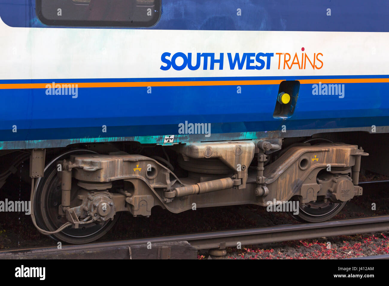 Treno South West logo sul lato del carrello del sud-ovest della stazione che mostra le ruote e freni Foto Stock