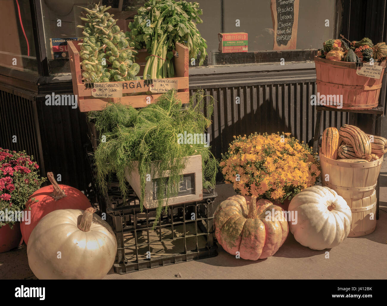 Display a colori di caduta di verdure a un mercato all'aperto Foto Stock