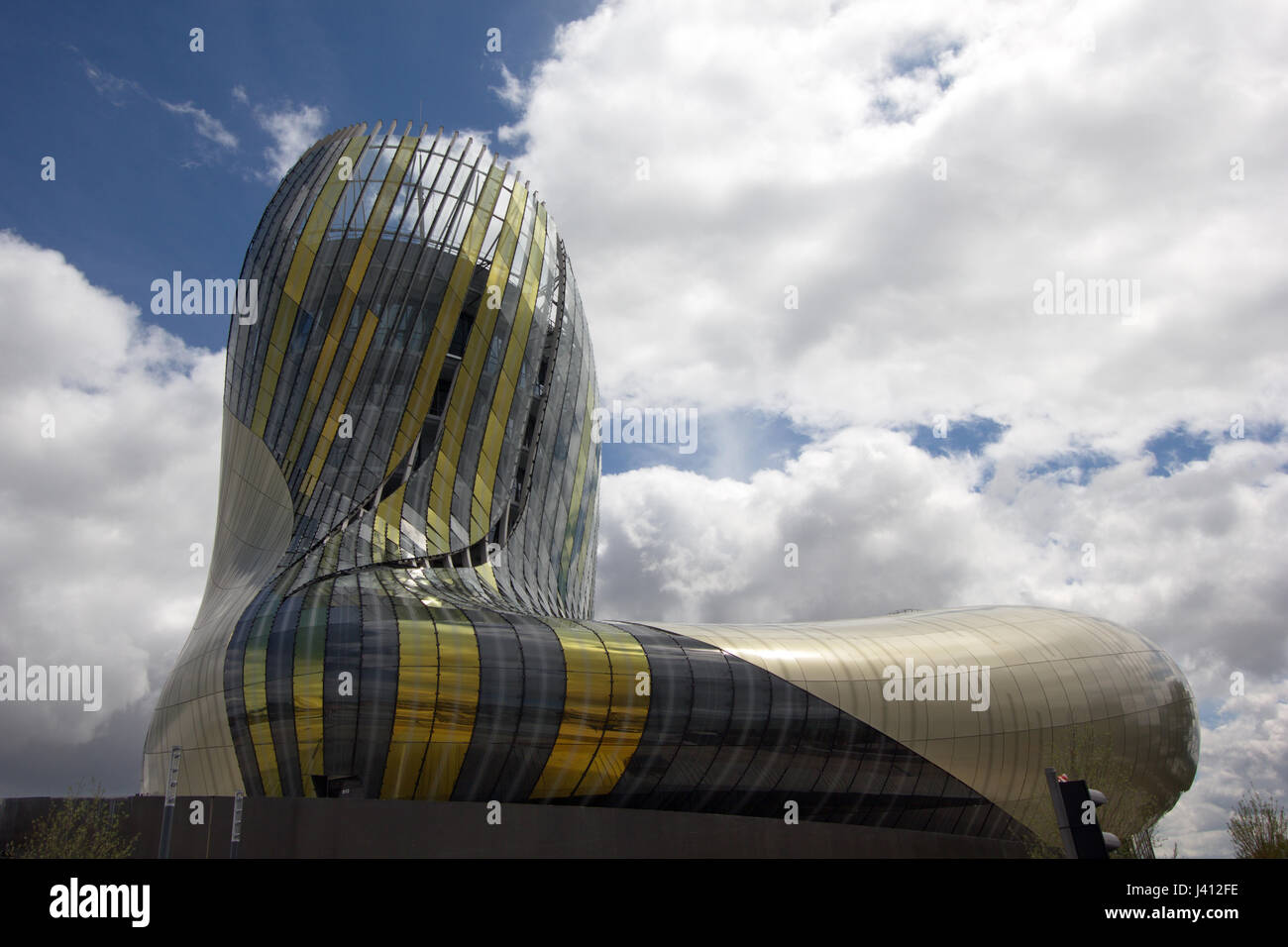 Il Cite du Vin il museo del vino di Bordeaux, Francia, una spettacolare edificio inaugurato nel 2016. Foto Stock