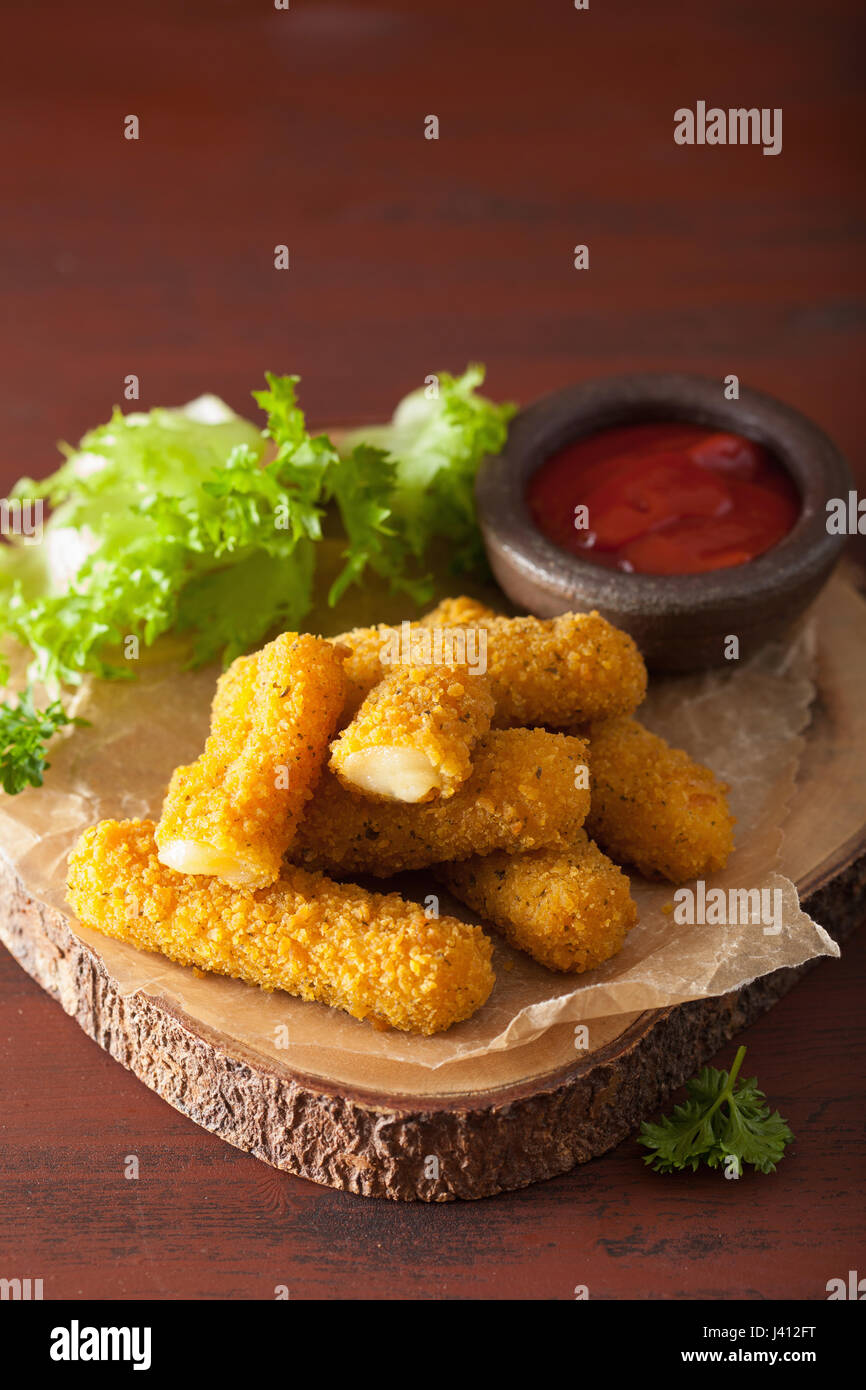 Mozzarella bastoni con ketchup Foto Stock