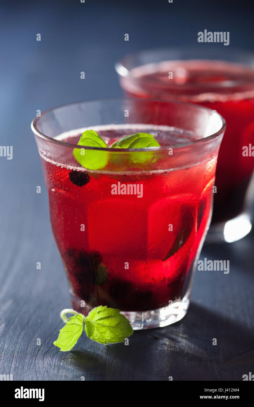 Rinfrescanti drink di mirtillo con lime e menta Foto Stock