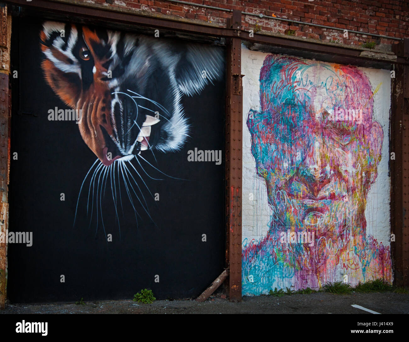 Due murali di contrasto; parte di Blackpool urbana della scena artistica Foto Stock
