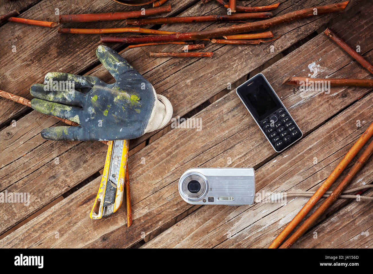 Vecchio tavolo in legno, alcuni withes,strumenti e gadget personali. Foto Stock