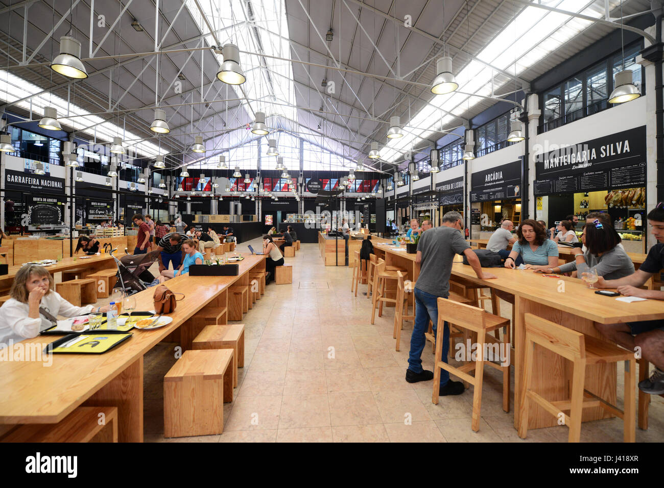 Tempo fuori mercato Lisboa è un food hall situato nel Mercado da Ribeira a Cais do Sodre a Lisbona, Portogallo. Foto Stock
