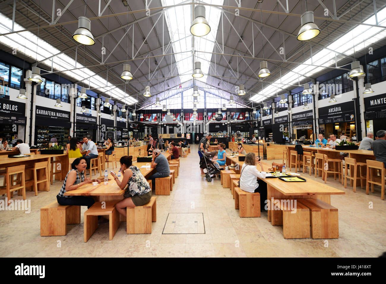 Tempo fuori mercato Lisboa è un food hall situato nel Mercado da Ribeira a Cais do Sodre a Lisbona, Portogallo. Foto Stock
