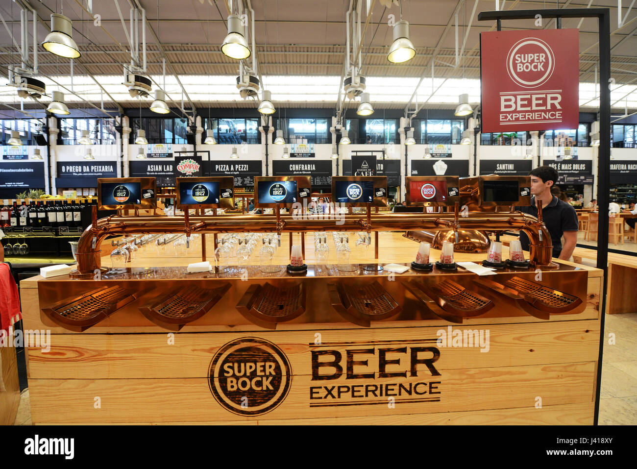 Tempo fuori mercato Lisboa è un food hall situato nel Mercado da Ribeira a Cais do Sodre a Lisbona, Portogallo. Foto Stock