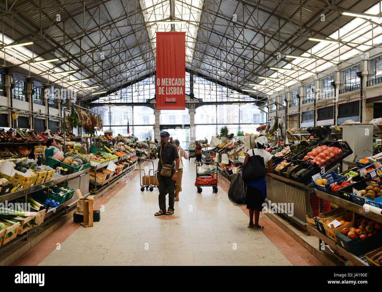 Il Mercado da Ribeira a Cais do Sodre a Lisbona, Portogallo. Foto Stock