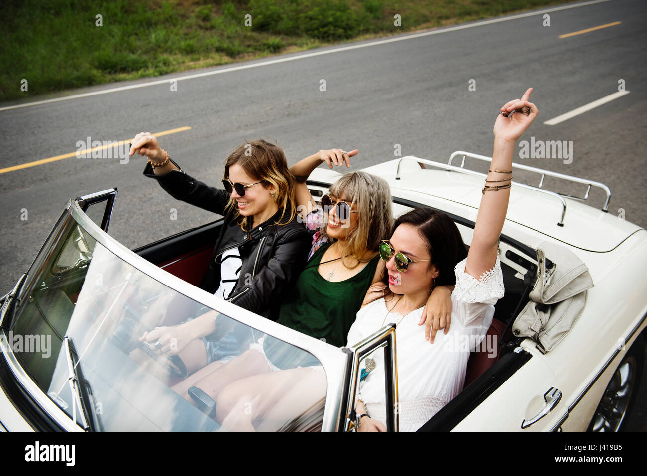 Gruppo di diversi amici viaggiare su strada viaggio insieme Foto Stock