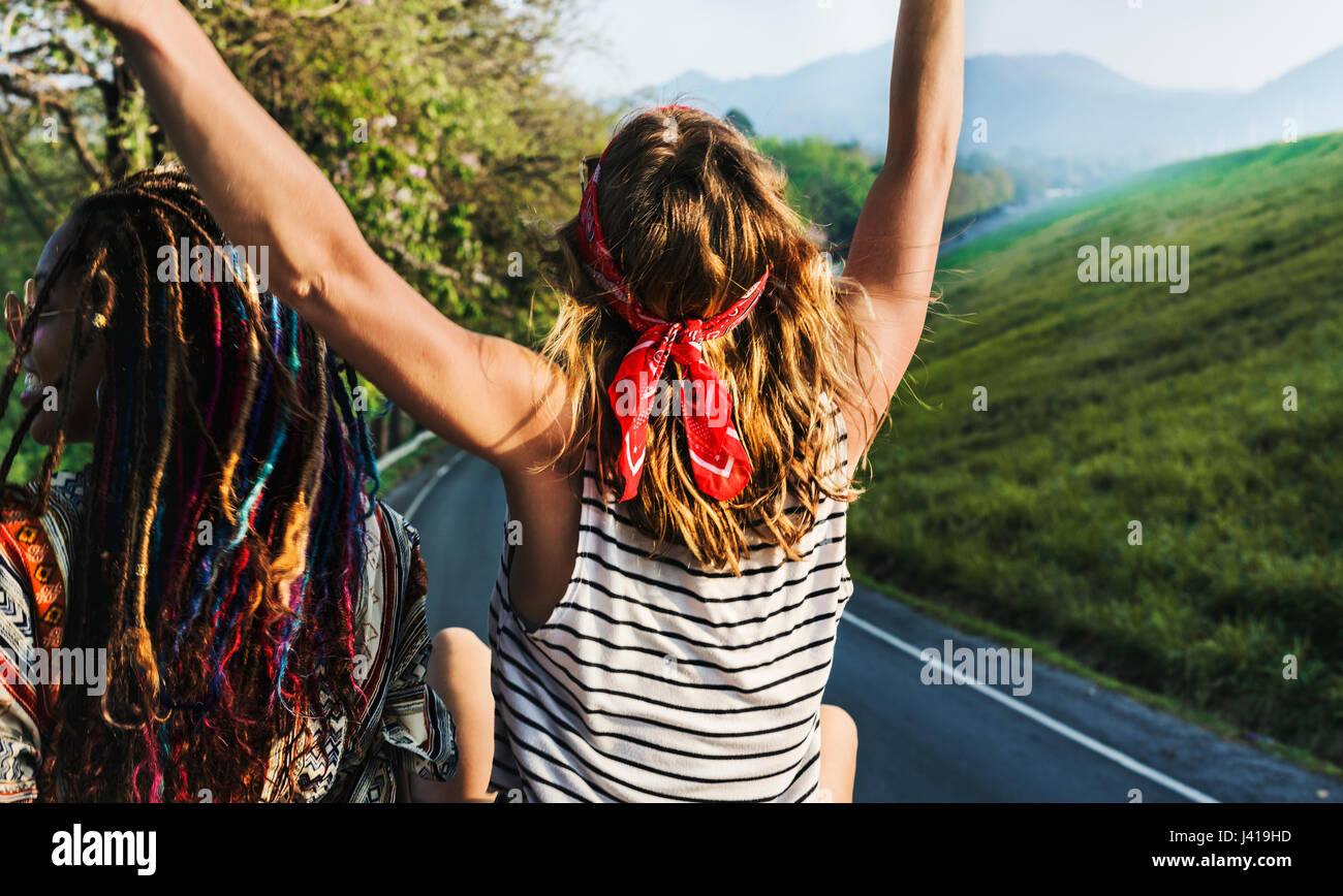 Hipster Gente seduta sul tetto del furgone Road Trip Travel Foto Stock