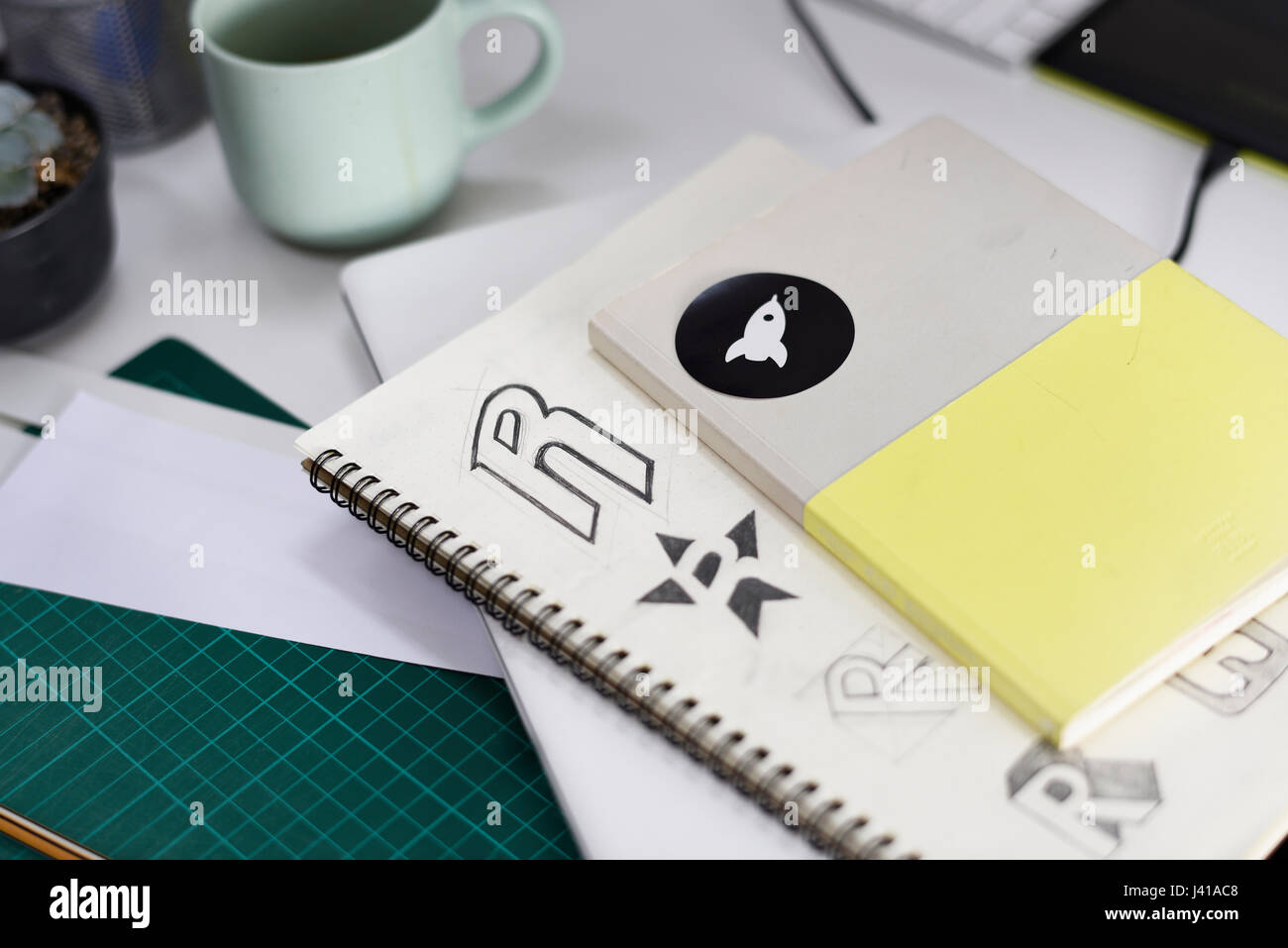 Notebook con il logo del marchio Creative Idee di Design Foto Stock