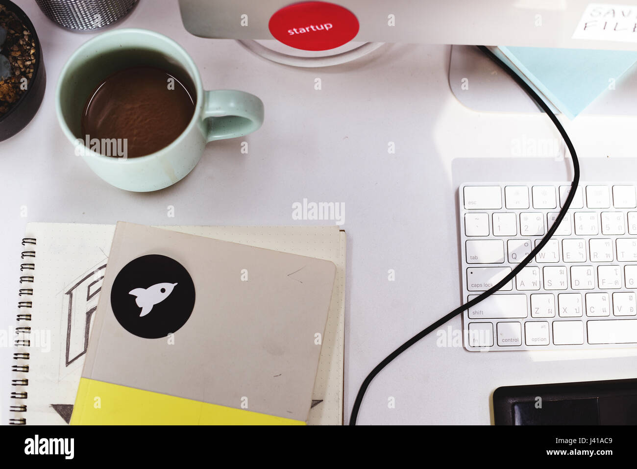 Notebook di avvio con il logo del marchio Creative Idee di Design Foto Stock