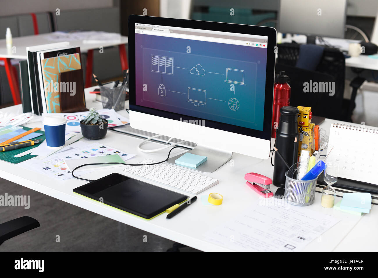 Sullo schermo del computer che mostra la connessione a Internet su Office di lavoro del tavolo Foto Stock