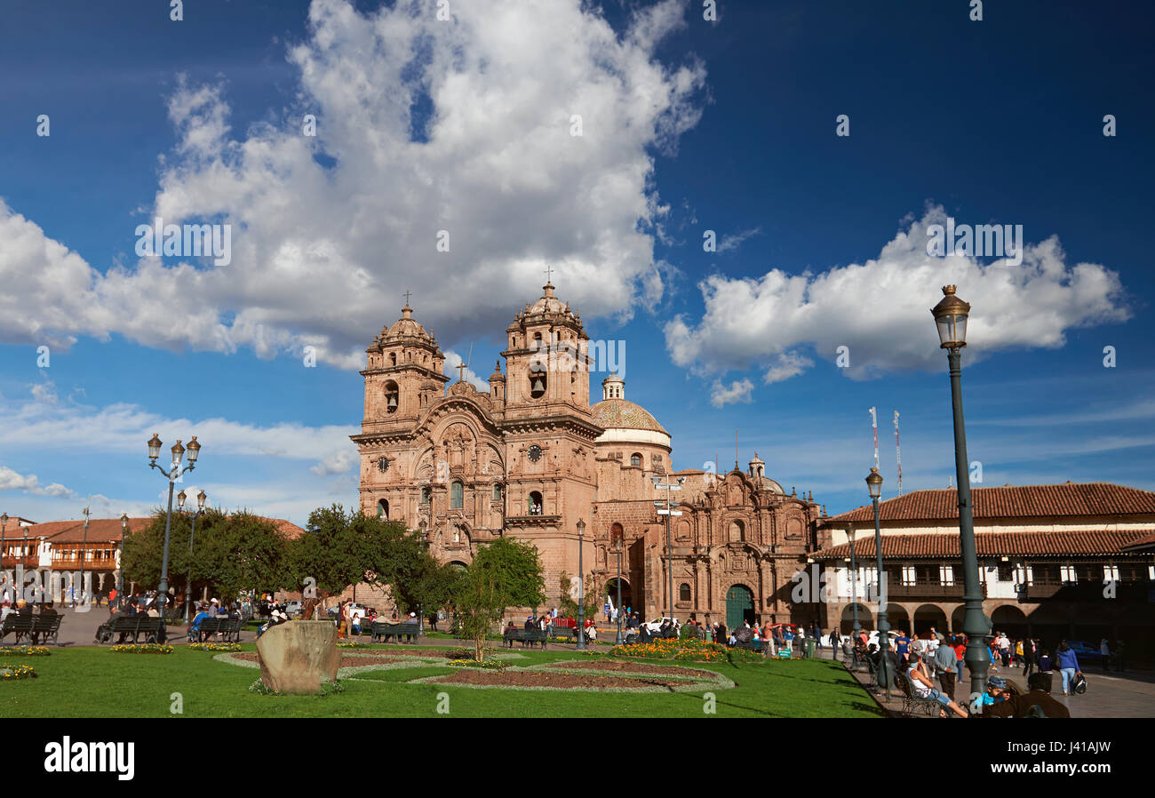 Cusco, Perù - Aprile 20, 2017: piazza centrale nella città di Cusco con grande armas cattedrale in day time Foto Stock