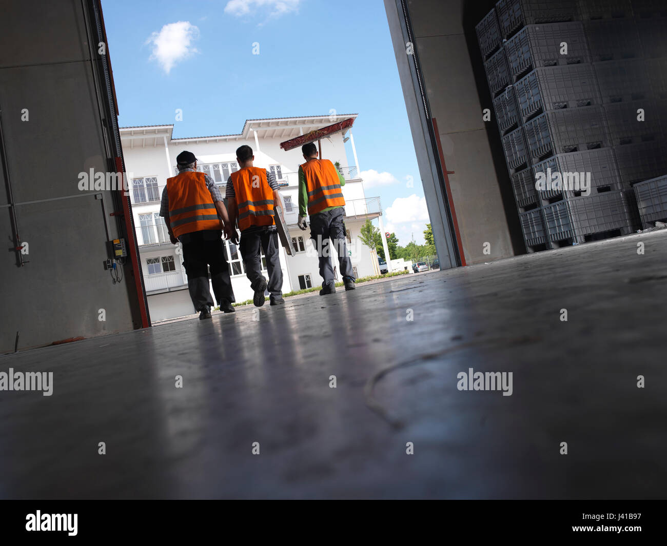 Operai in carta impianto di riciclaggio, Baviera, Germania Foto Stock