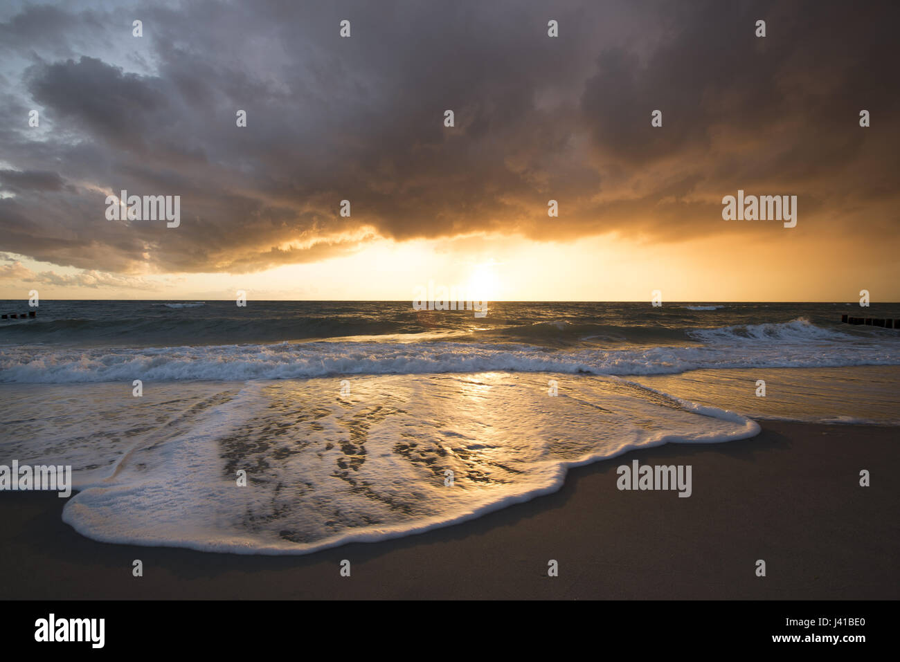 Tramonto con nubi sul Mar Baltico nella Pomerania occidentale Area Laguna National Park, Dierhagen, Fischland-Darss-Zingst, Meclenburgo-Pomerania Occidentale, Germania Foto Stock