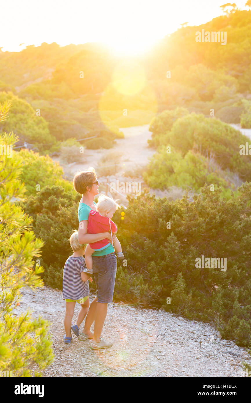 Madre con bambino e neonato, 1 anni, nella sera sun, estate, Calo des Moro, Mare mediterraneo, Signor, vicino a Santanyi, Maiorca, isole Baleari, Spagna, Europa Foto Stock
