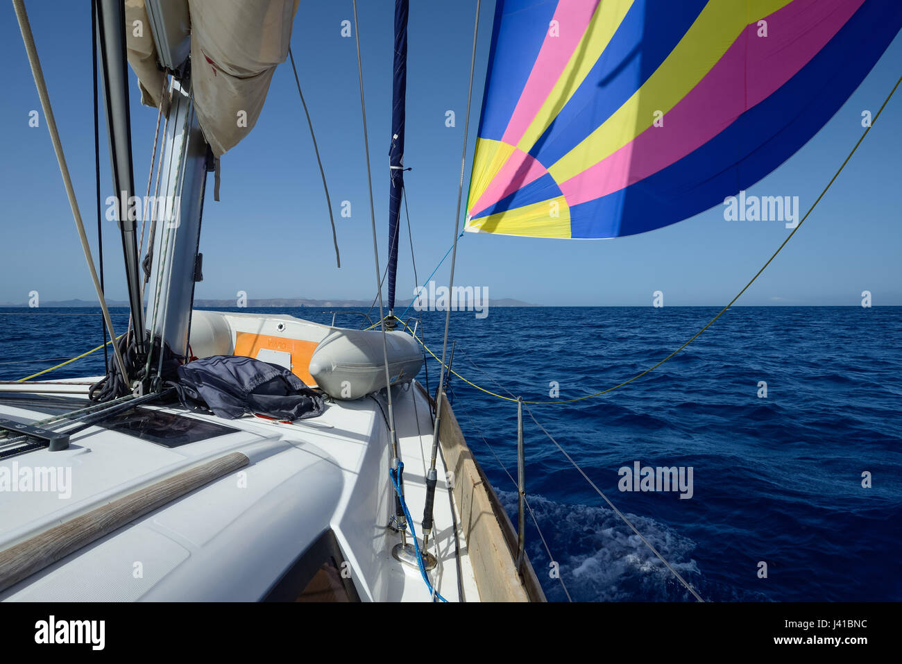 Yacht a vela con Gennaker vela tra le isole greche, Egeo, Cicladi Grecia Foto Stock