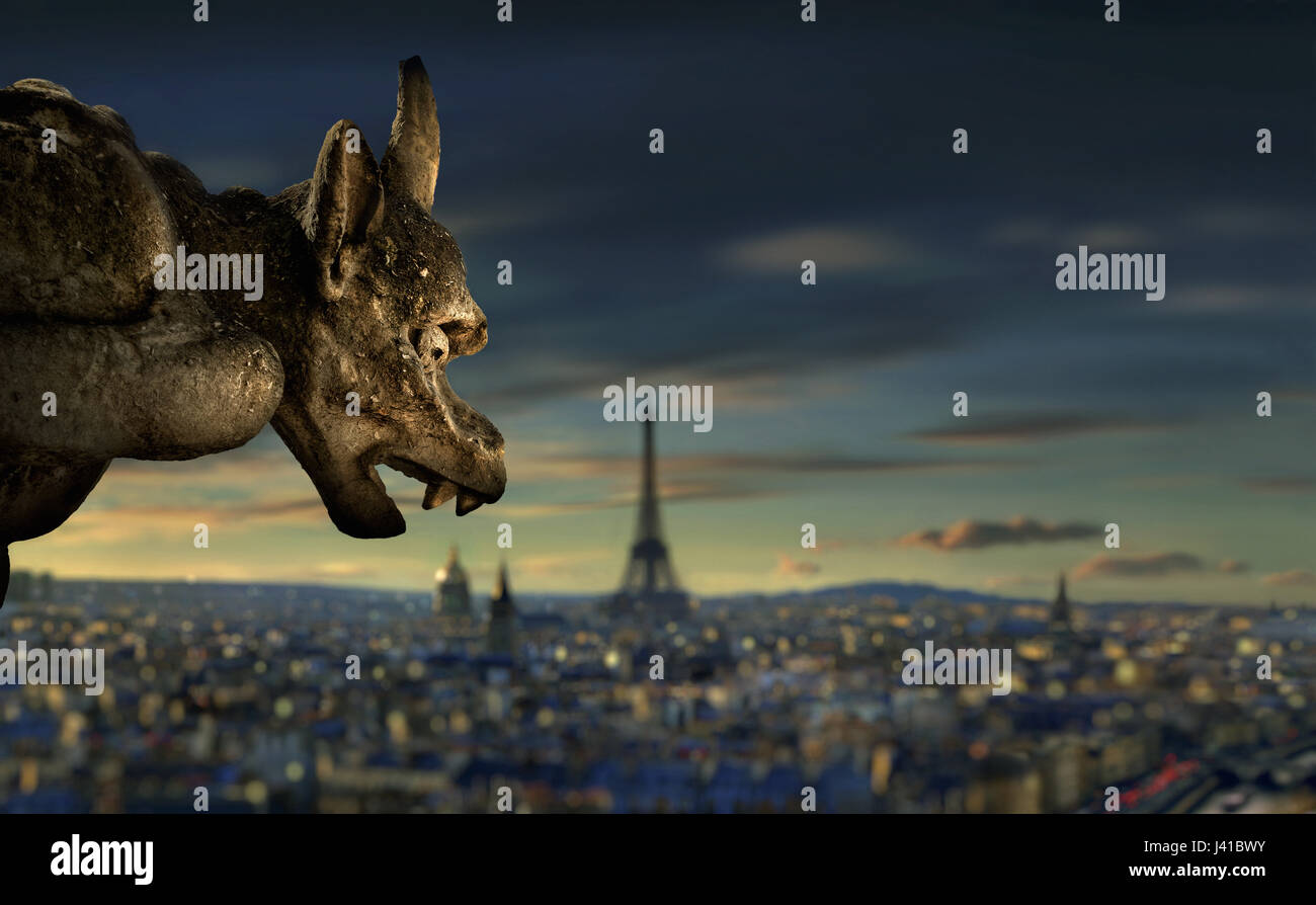 Gargoyle a guardare oltre la skyline di Parigi di sera, Notre Dame de Paris, la Torre Eiffel sullo sfondo, Ile de France, Ile de la Cite, Parigi, Francia, Europa Foto Stock