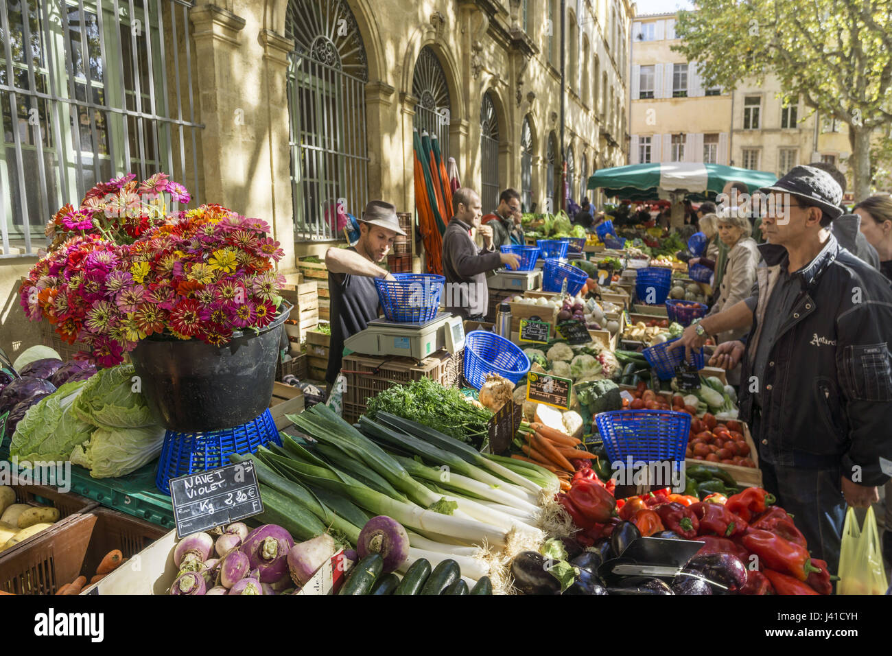 Stallo vegetali al posto di mercato Richelmi, Aix en Provence, Bouche du Rhone, Cote d'Azur, in Francia Foto Stock
