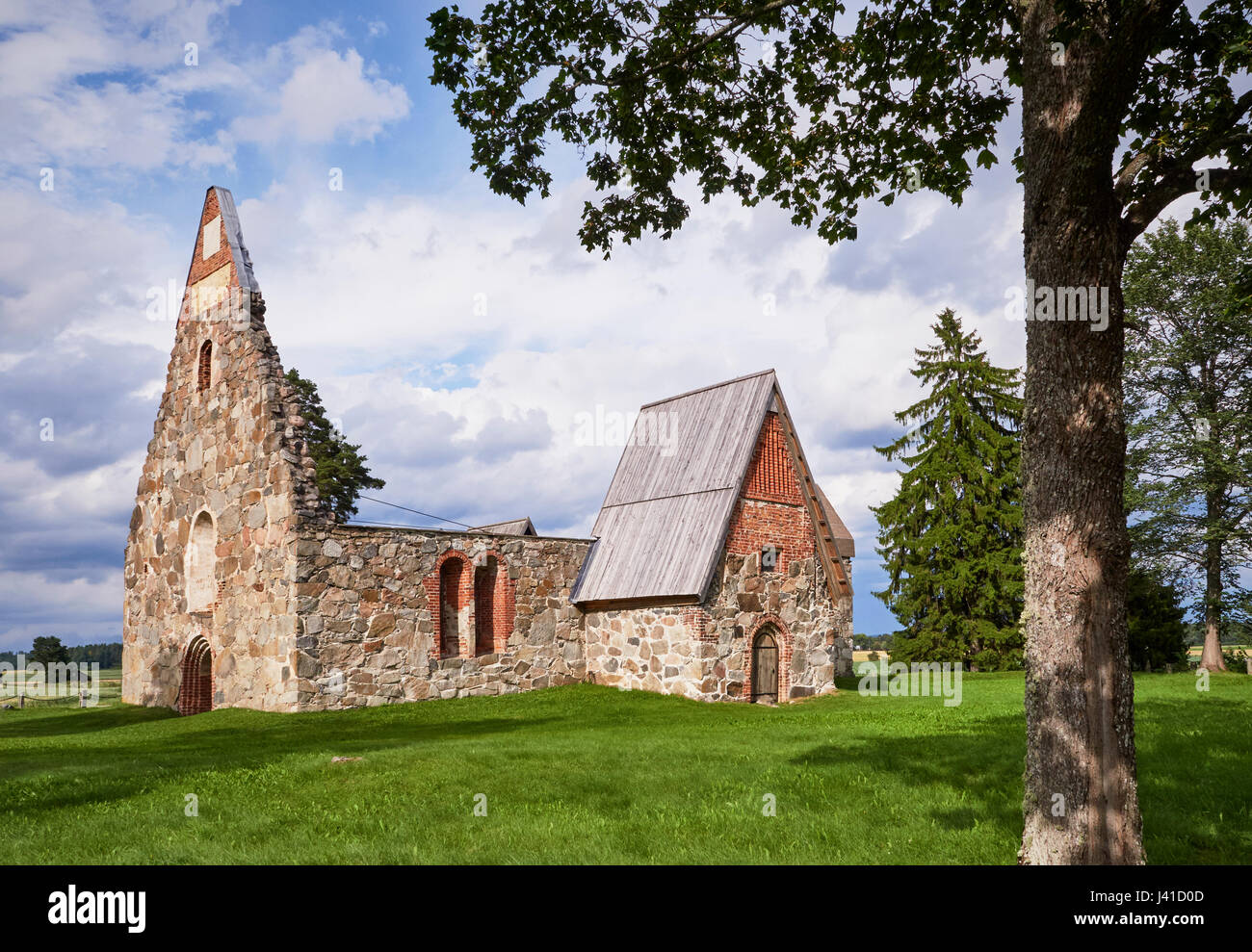 Vecchia chiesa scoperchiata rovine su una bella giornata di sole a metà estate in Finla Foto Stock