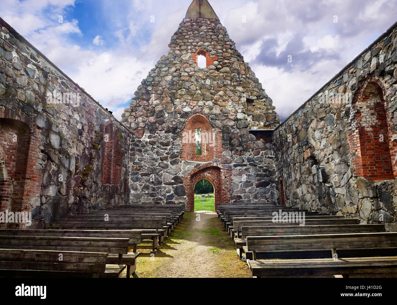 Vecchia chiesa scoperchiata rovine su una bella giornata di sole a metà estate in Finla Foto Stock