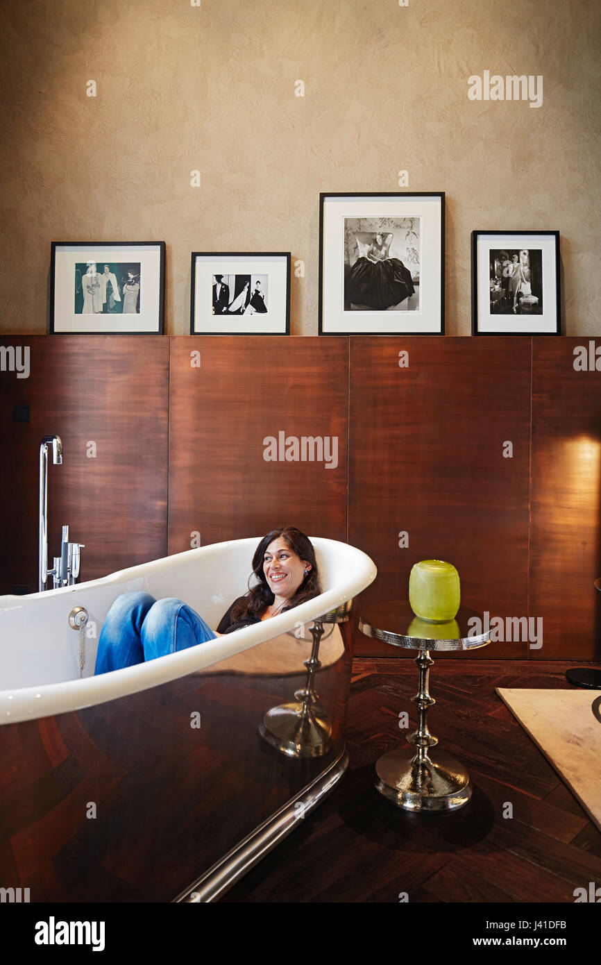 La donna nella vasca da bagno sotto le fotografie originali, essere Eetage camera suite no. 220, Das Stue Hotel, Drakestrasse 1, Tiergarten di Berlino, Germania Foto Stock