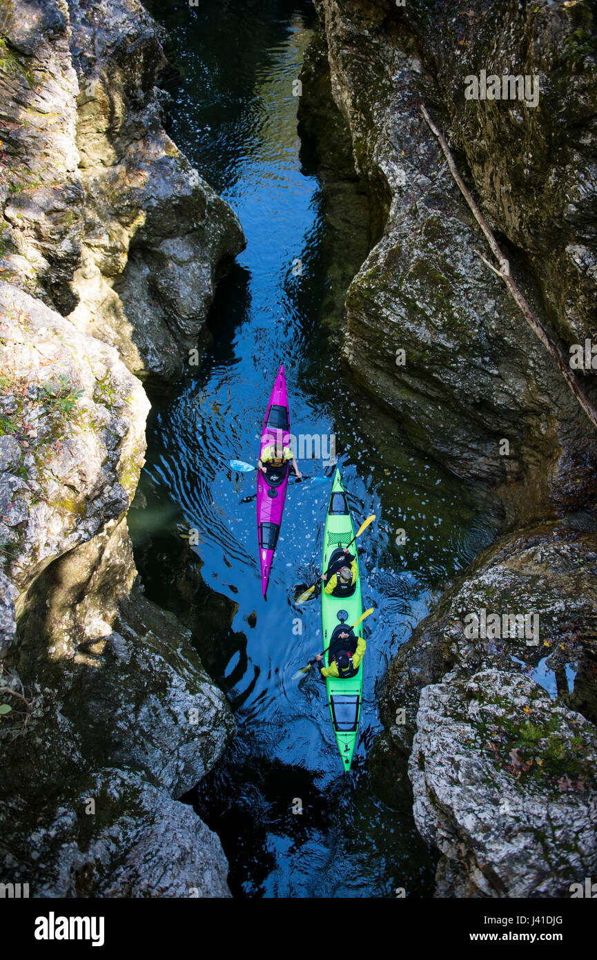 Due kayak ad esplorare il canyon Walchenklamm, Lago Sylvenstein, Karwendel,  Deutschland Foto stock - Alamy