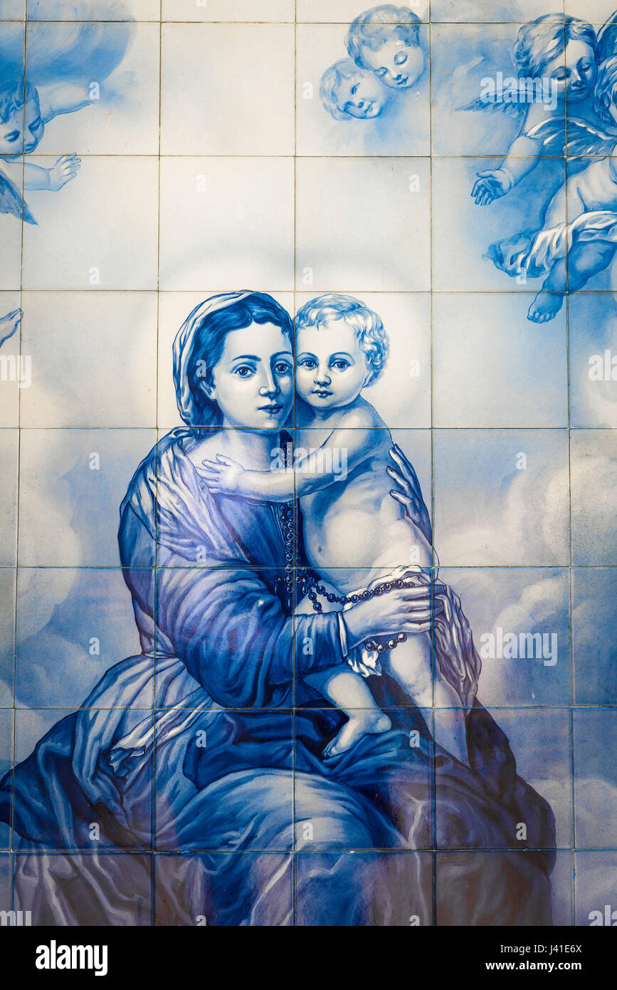 Portogallo piastrelle blu, particolare di una scena religiosa in piastrelle blu azulejo raffigurante Madonna con Bambino, scalinata di Nossa Senhora dos Remedios in Lamego. Foto Stock