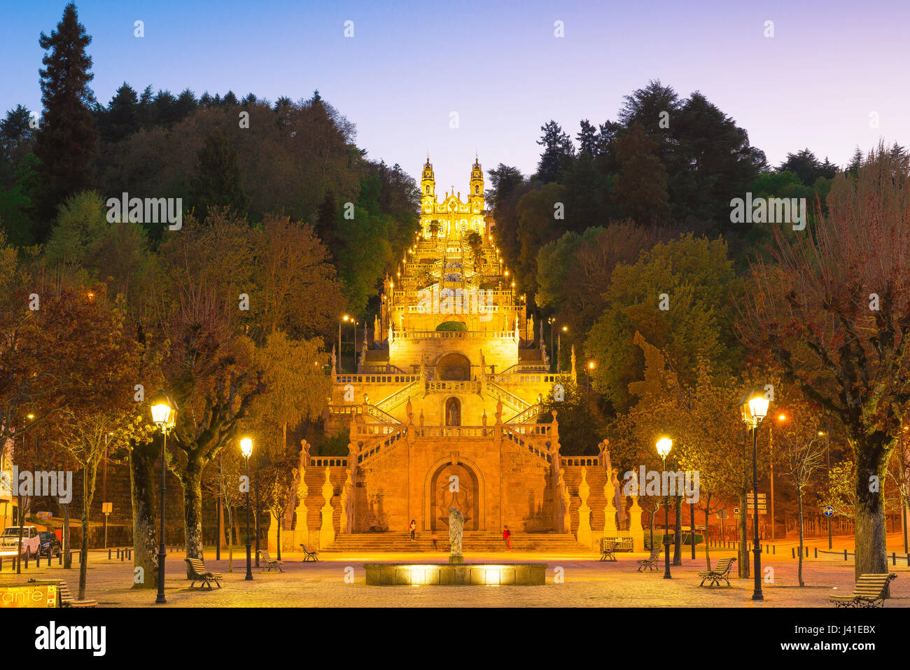 Lamego Portogallo scale, vista di notte del Barocco scalinata che conduce alla chiesa di Nossa Senhora dos Remedios in Lamego, Portogallo. Foto Stock