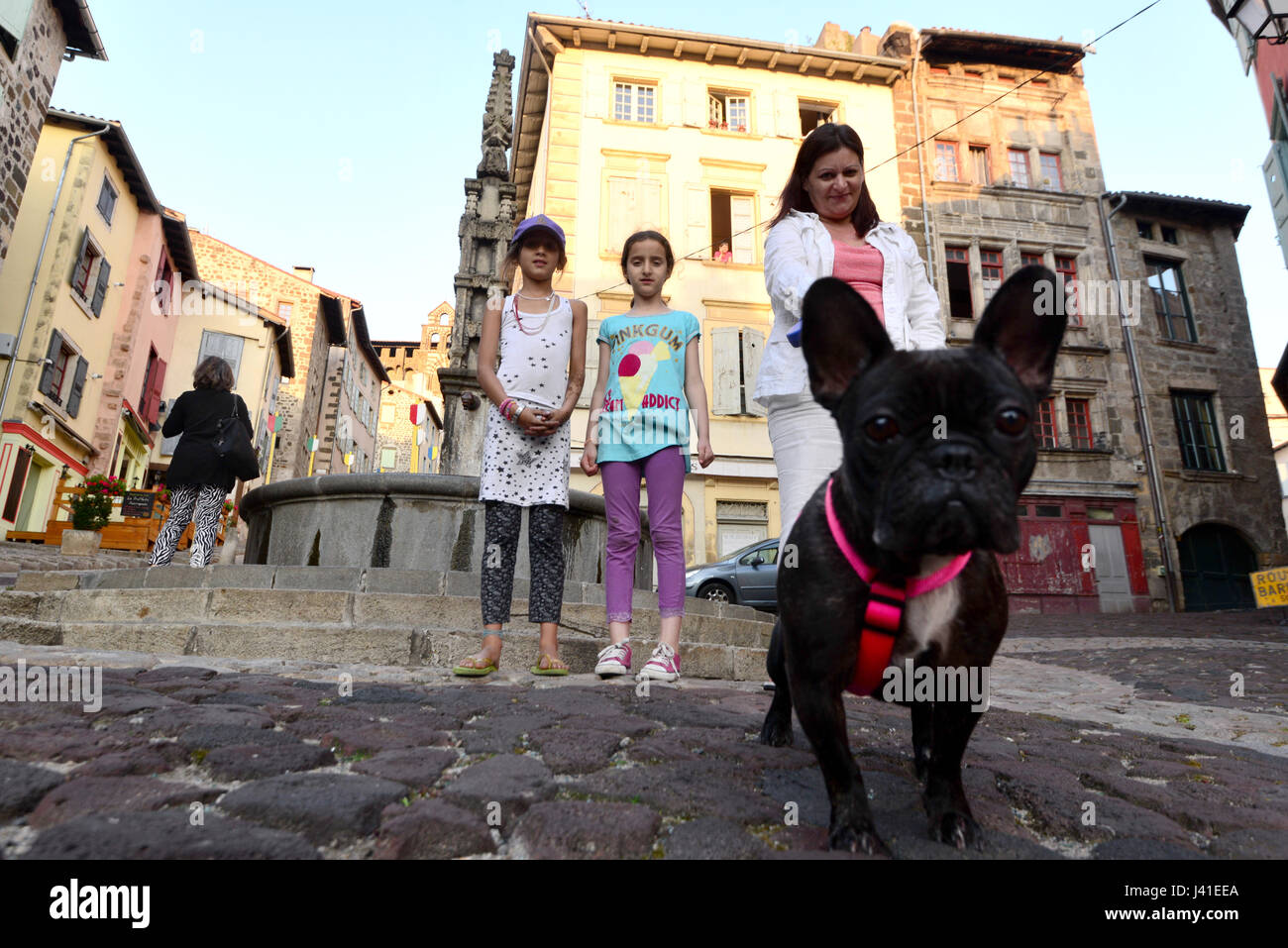 Famiglia passeggiate con il cane a Le Puy en Velay, Allier, Avergna Francia Foto Stock