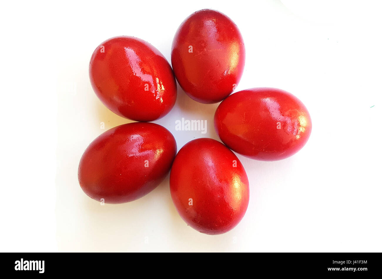 Rosso uova di Pasqua su sfondo bianco Foto Stock