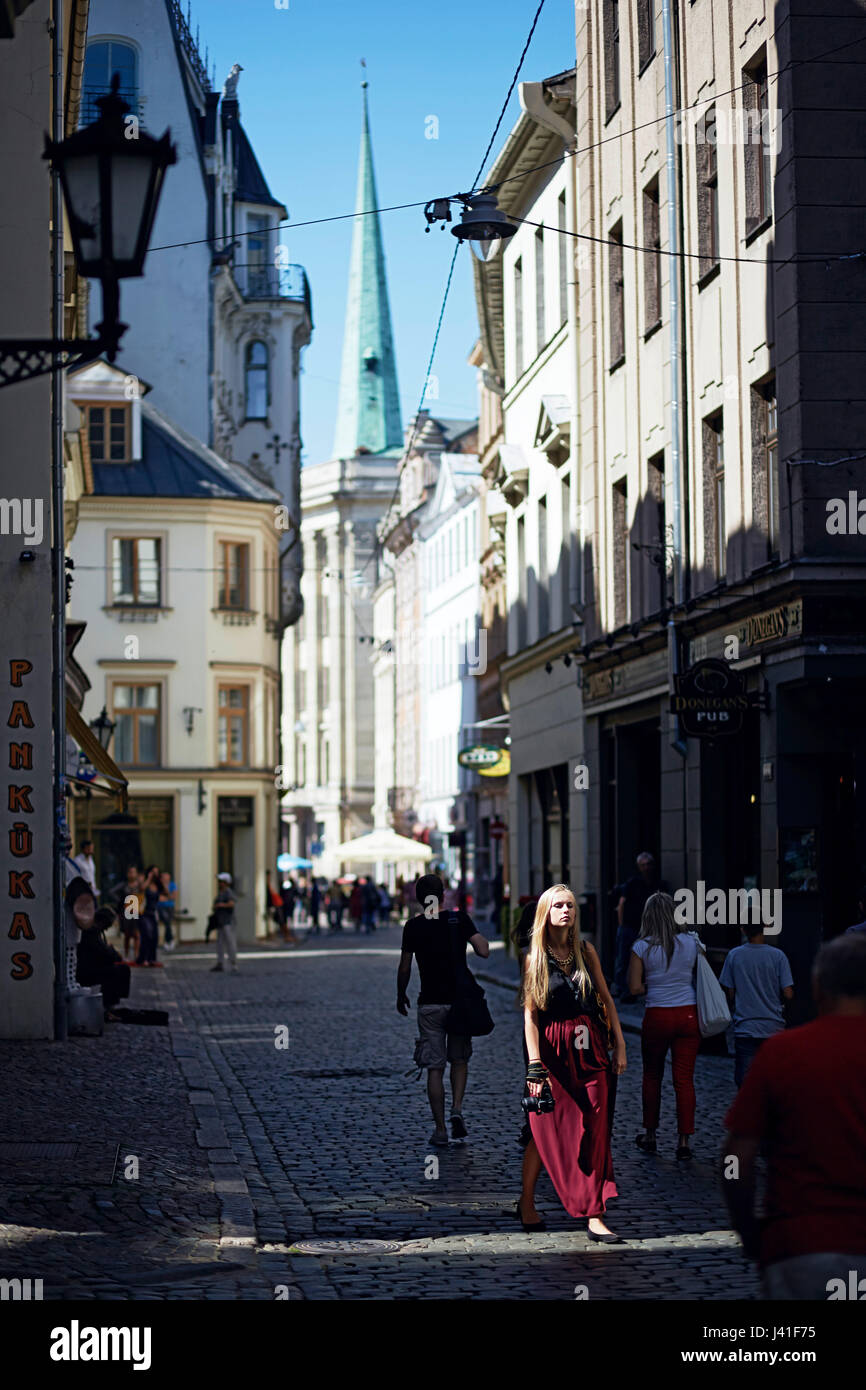 I turisti del fine settimana Skunu Iela, Cathedral Square nel retro, al centro della città vecchia, Riga, Lettonia Foto Stock