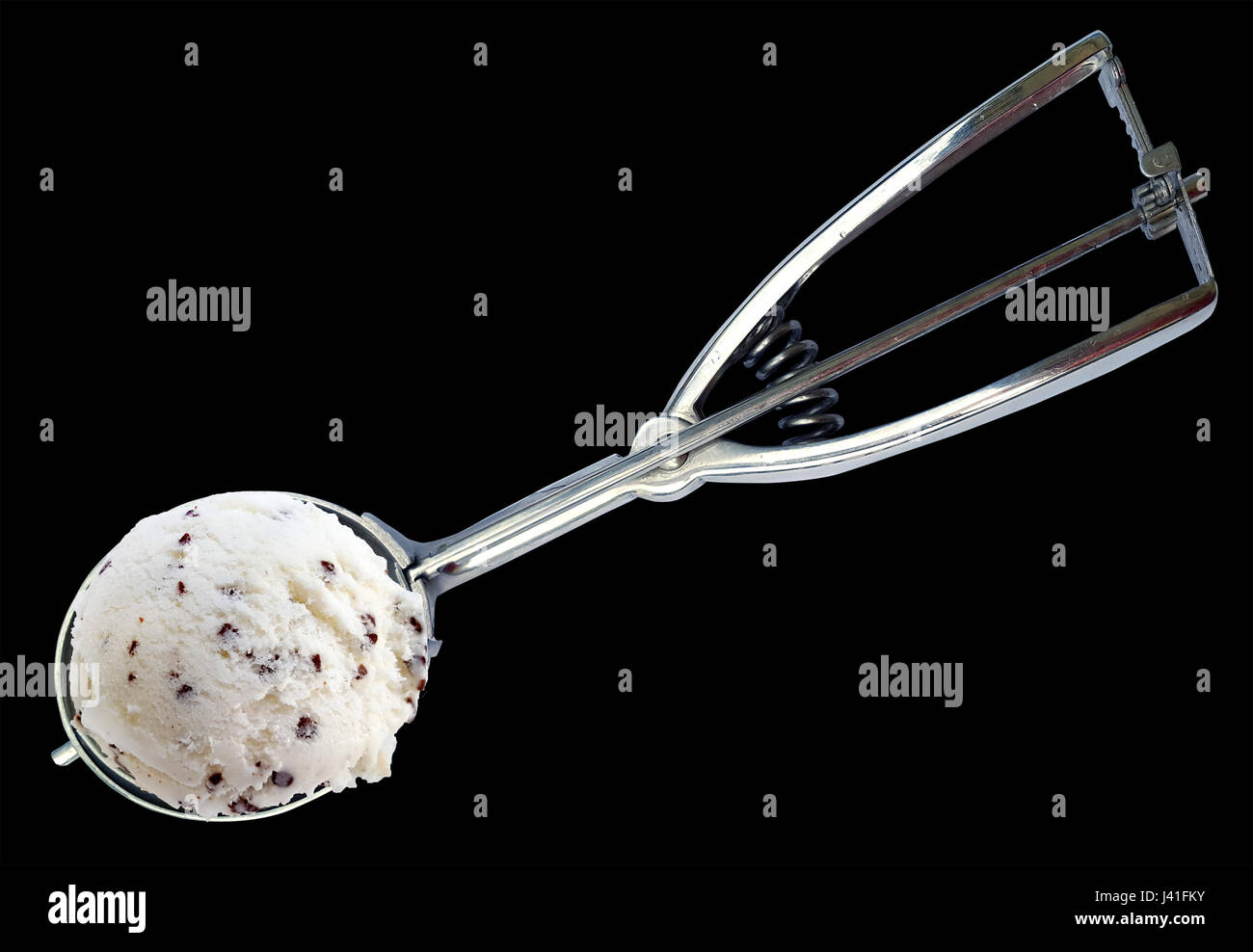 Ice Cream scoop con Stracciatella gelato su sfondo nero Foto Stock