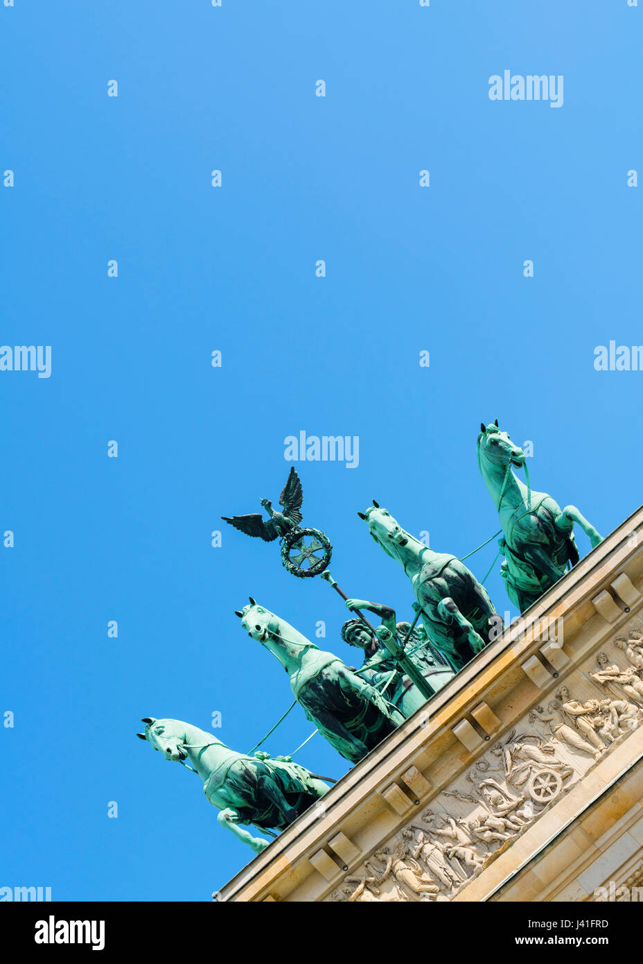 Dettaglio della quadriga statua sulla sommità della porta di Brandeburgo a Berlino Germania Foto Stock