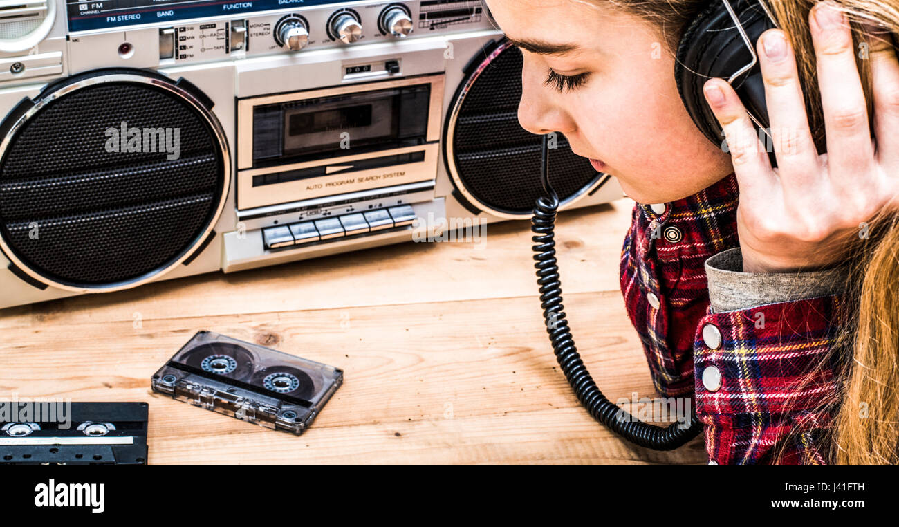 In stile retrò musica testata con ragazza ascolto ghetto blaster Foto Stock