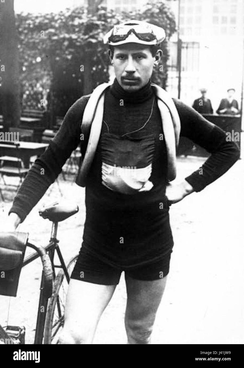 Marcel Buysse, un ciclista belga nato nel 1889, ha ottenuto un notevole successo nel Tour de France 1913 vincendo sei tappe. Nonostante le sue vittorie di tappa, finì terzo assoluto, 3 ore, 30 minuti e 55 secondi dietro Philippe Thys. L'esibizione di Buysse nel tour del 1913 rimane un notevole risultato nel ciclismo all'inizio del XX secolo. Foto Stock