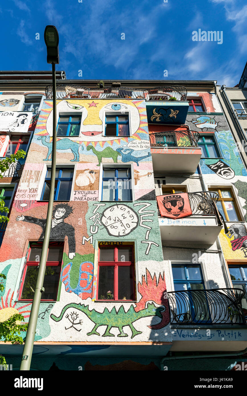 Facciata dipinta a Friedrichshain, colorati dipinti a muro di Berlino, Germania Foto Stock