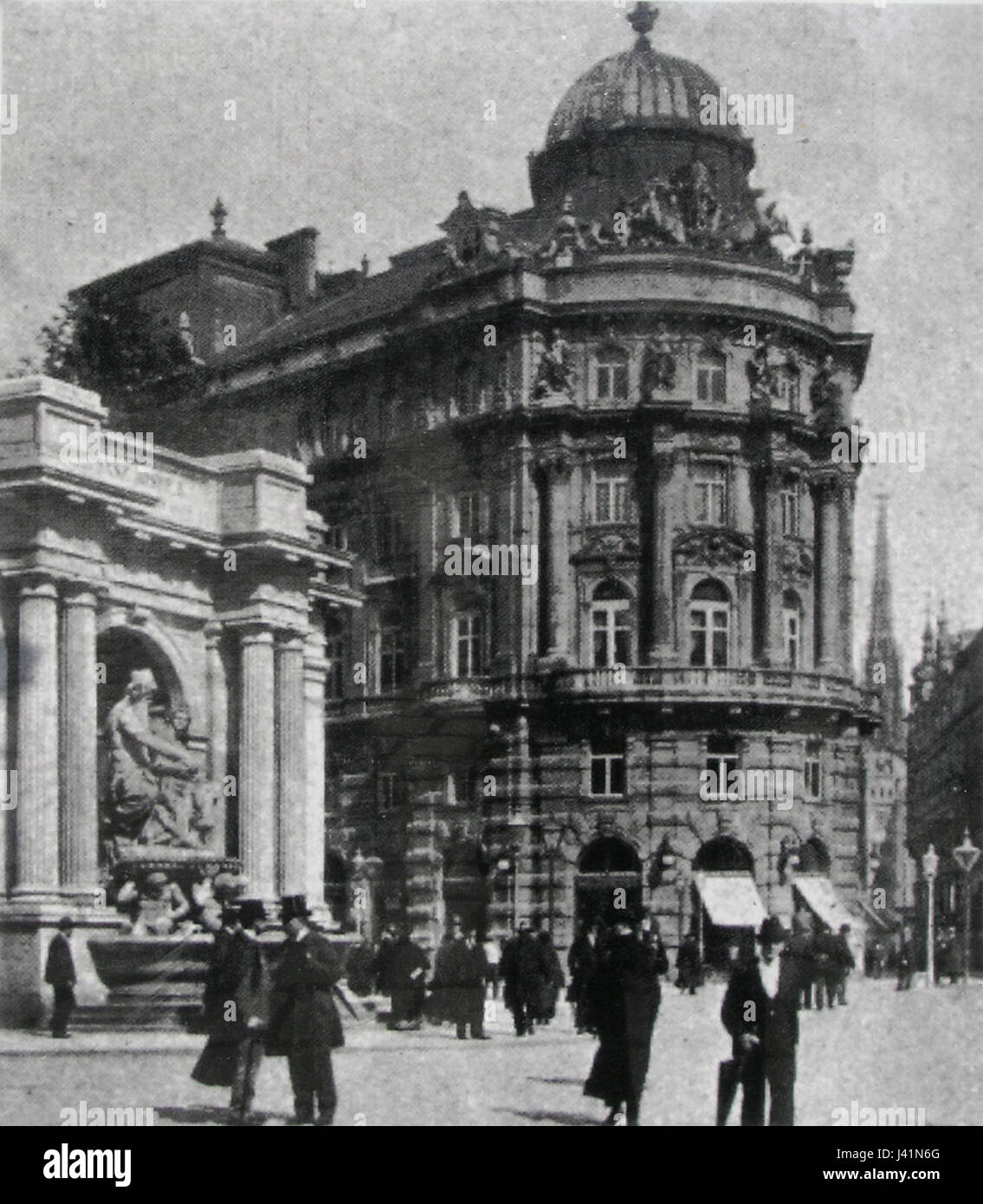 Il Mahnmal gegen Krieg und Faschismus (Monumento contro la guerra e il fascismo) a Vienna, inaugurato nel settembre 2006, si erge come memoriale delle vittime della guerra e del fascismo, riflettendo l'impegno dell'Austria per la pace e il ricordo. Foto Stock