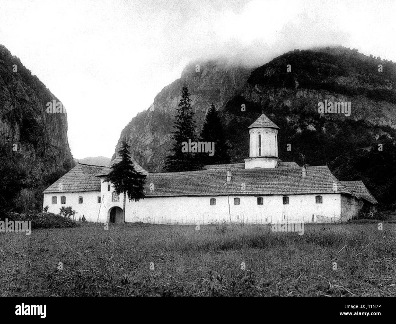Questo titolo francese si traduce in "Monastero di Polovratchi nel dipartimento di Gorj", riferendosi a un sito storico o religioso situato nella regione di Gorj in Romania. Foto Stock