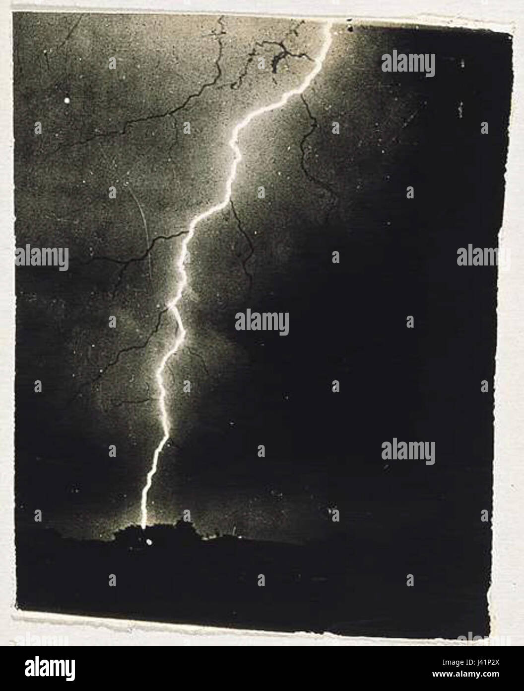 Fulmine, 1882, si riferisce a un evento storico o a una scoperta scientifica relativa ai fulmini osservati nel 1882. Ciò potrebbe includere fenomeni meteorologici, studi o tempeste notevoli di quell'anno. Foto Stock