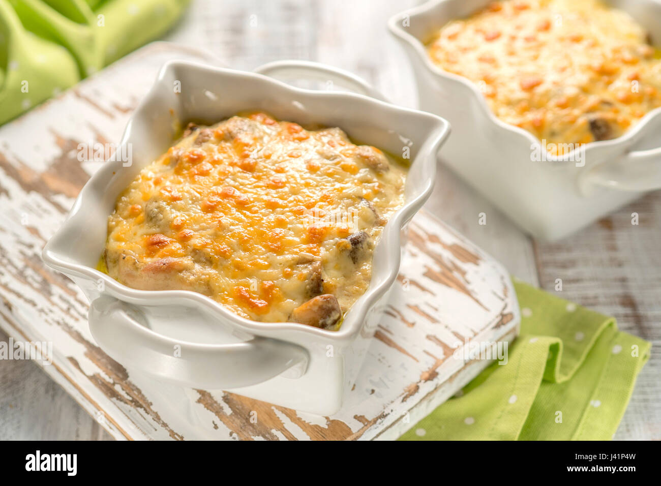 Gratinati al forno pollo in casseruola con funghi in salsa alla panna con formaggio Foto Stock