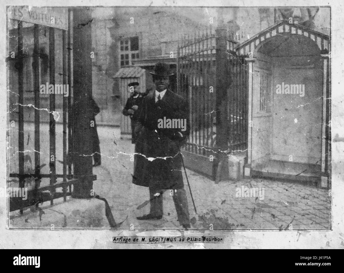 "Legitimus au palais bourbon" si riferisce a un momento storico o evento significativo che coinvolge Legitimus al Palais Bourbon francese, una posizione chiave nella politica e nella storia francesi. Il riferimento indica il coinvolgimento in attività o eventi politici. Foto Stock