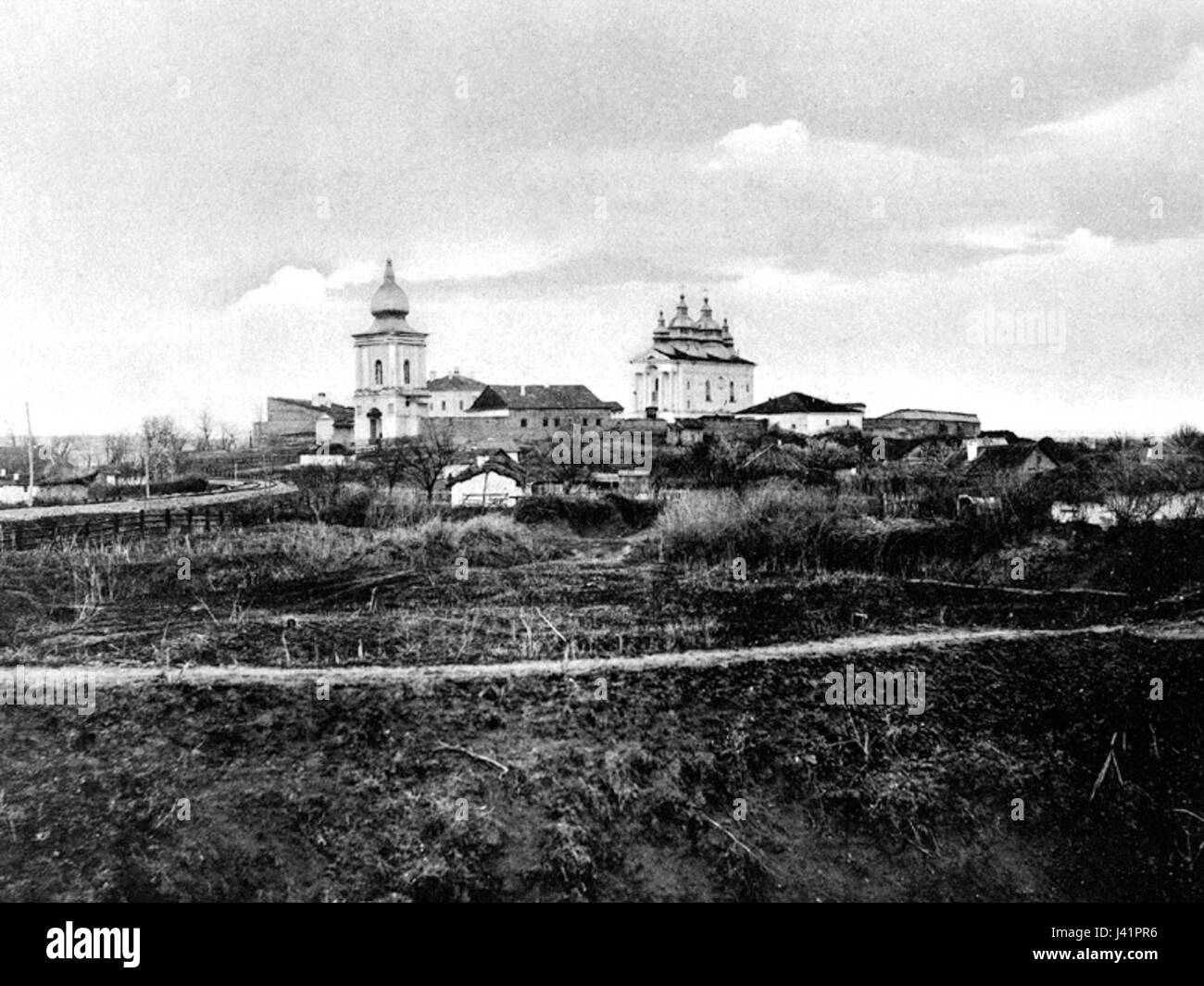 Il Monastero di Frumoasa, fondato nel XV secolo da Voievod Vladislav i, si trova nella pittoresca campagna rumena. Il complesso comprende quattro chiese, un campanile e un cimitero, che riflette l'architettura bizantina, gotica, e stili architettonici rinascimentali. Funge da importante centro religioso e culturale, attirando numerosi visitatori ogni anno. Foto Stock