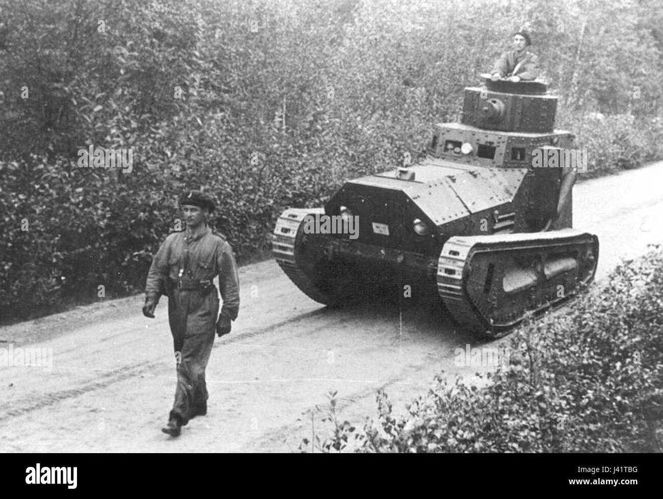 Il MBT m 211 è un veicolo militare, in particolare un carro armato da battaglia principale utilizzato dalle forze militari. È stato progettato per situazioni di combattimento ed è dotato di armi avanzate, armature e mobilità per eseguire varie operazioni militari. Foto Stock